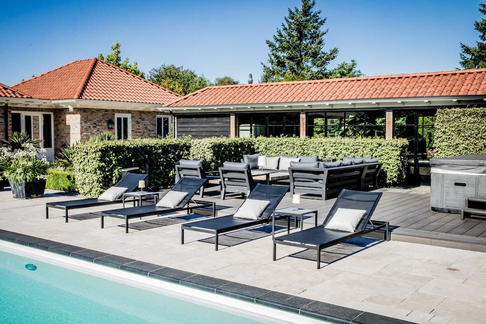 loungeset zwembad klassieke tuin