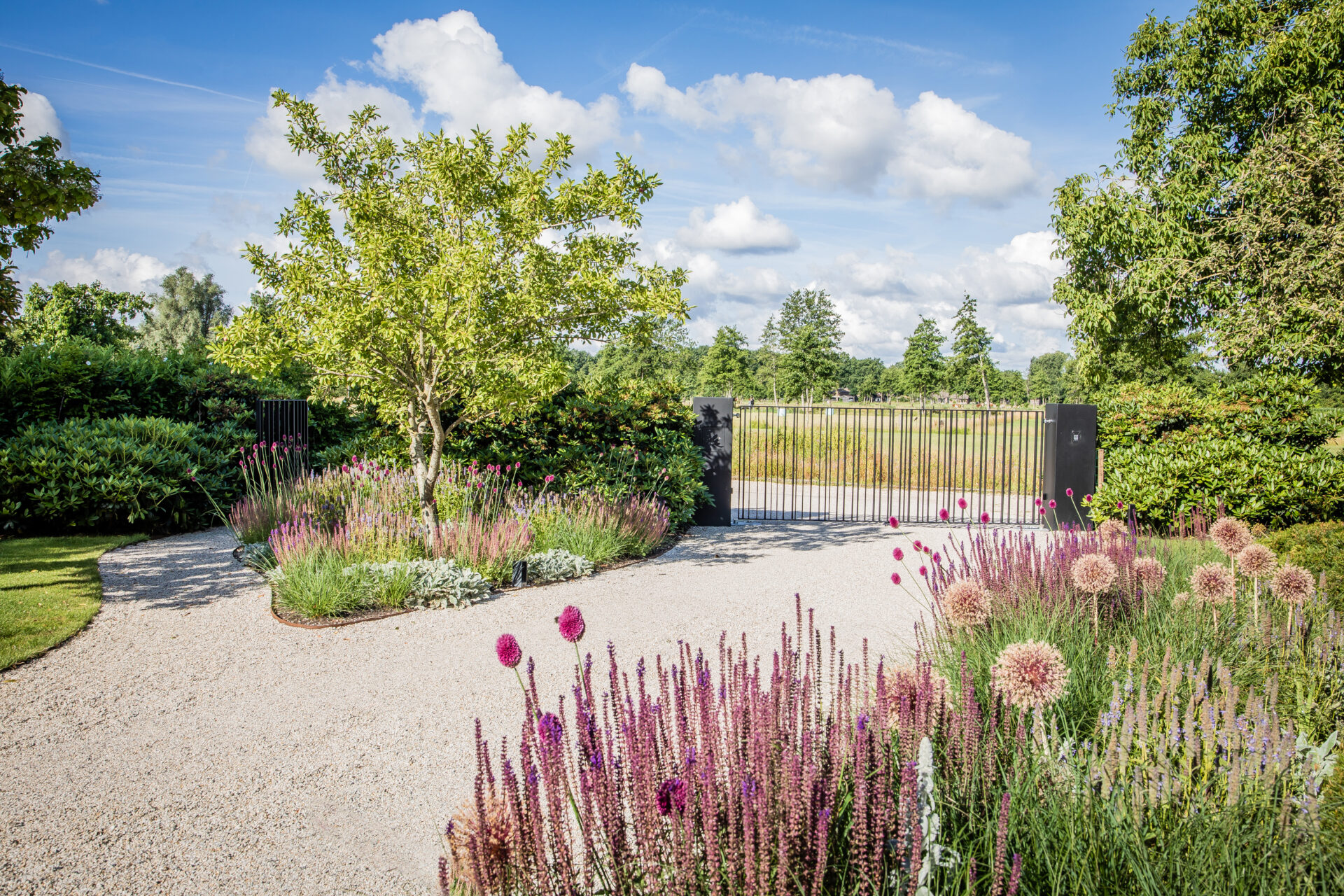 Toegangspoort landelijke tuin in Veluwe